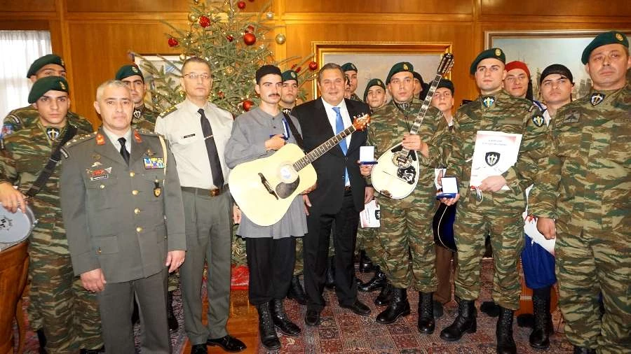 Πρόσκοποι και καταδρομείς έψαλαν τα κάλαντα στο υπουργείο Άμυνας (βίντεο)